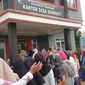 Antrian warga tak terelakan untuk mengambil jatah bantuan BLT minyak goreng di depan kantor desa Sarimukti, Garut. (Liputan6.com/Jayadi Supriadin)