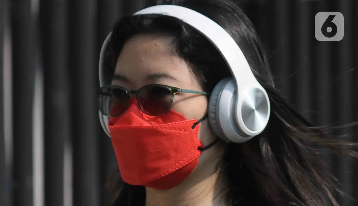 Dinas Kesehatan DKI Jakarta menghimbau warga untuk menggunakan masker saat beraktivitas di luar ruangan. (merdeka.com/Imam Buhori)