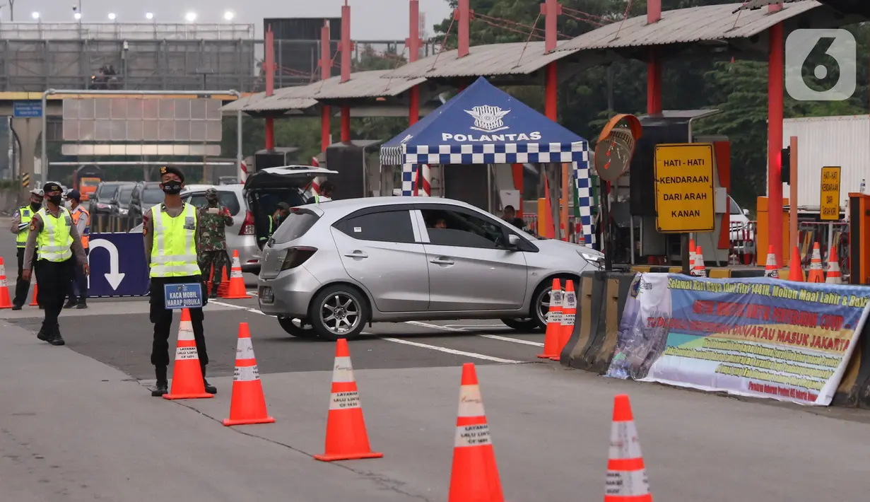 Petugas gabungan mengarahkan pengendara mobil untuk putar balik saat akan memasuki wilayah Jakarta di Gerbang Tol Cikupa, Tangerang, Rabu (27/5/2020). Kendaraan yang menuju Jakarta wajib menunjukkan Surat Izin Keluar atau Masuk (SIKM) untuk menekan penyebaran Covid-19. (Liputan6.com/Angga Yuniar)