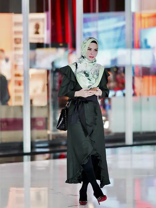 Kalau diperhatikan, penampilan Angel tak pernah jauh dari memakai heels, sepatu boots dan tas mewahnya. Mungkin ini yang menjadi salah satu penyebab tampilannya terlihat glamor. (Instagram/angellelga)