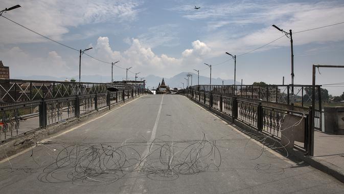 Sebuah jalan yang kosong terlihat saat penerapan karantina wilayah (lockdown) guna membendung penyebaran pandemi COVID-19 di Kota Srinagar, ibu kota musim panas Kashmir yang dikuasai India (26/7/2020). (Xinhua/Javed Dar)