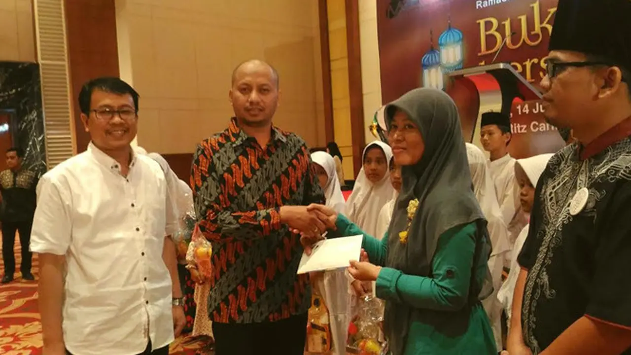 Ketua APJII Jamalul Izza (kedua dari kiri) memberikan santunan kepada perwakilan Yayasan Mutiara Qolbu Indonesia 