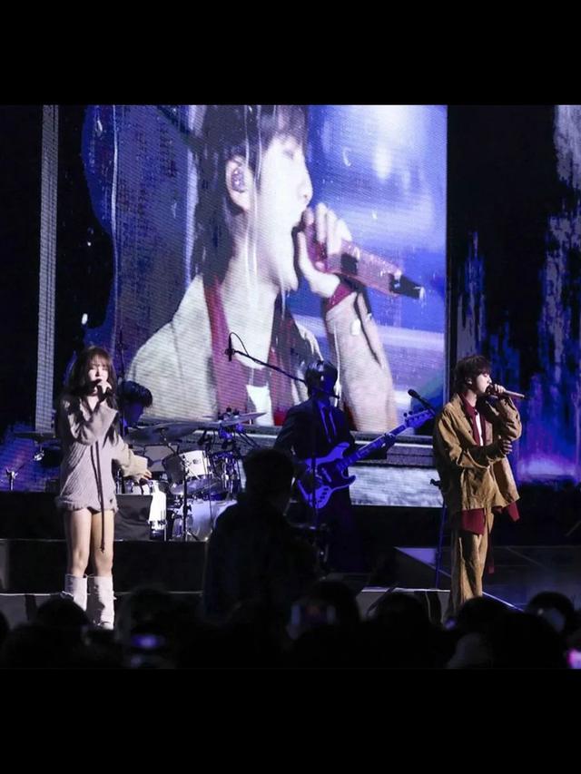 Jin BTS dan Wendy Red Velvet Tampil Serasi dengan Busana Coklat, Tetap Memukau Meski 'Social Distancing'