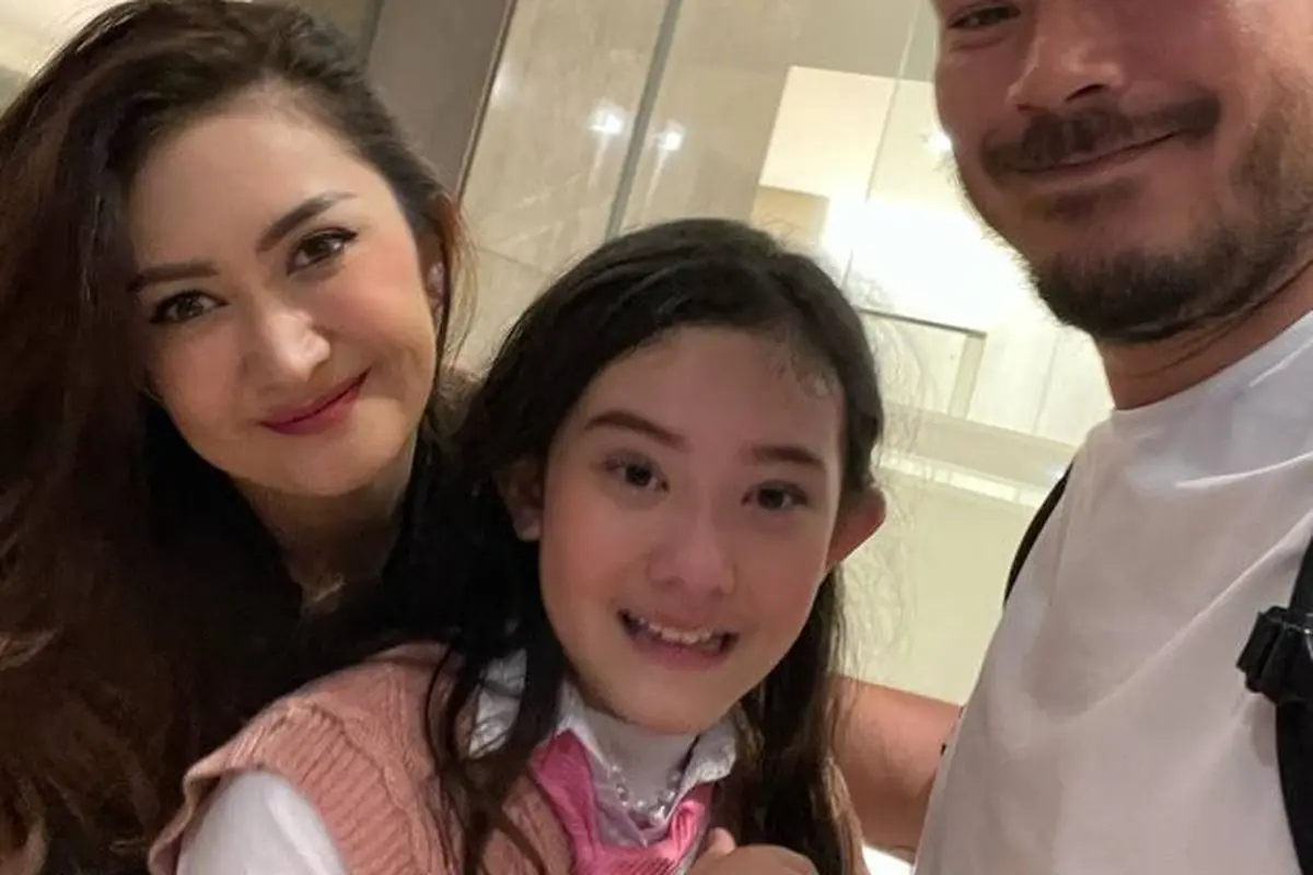 Potret kebersamaan Nafa Urbach dan Zack Lee bersama putri mereka. (Foto: Instagram/nafaurbach)