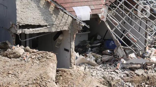 Kondisi Rumah yang Hancur Tertimpa Tanah Longsor di Ciputat