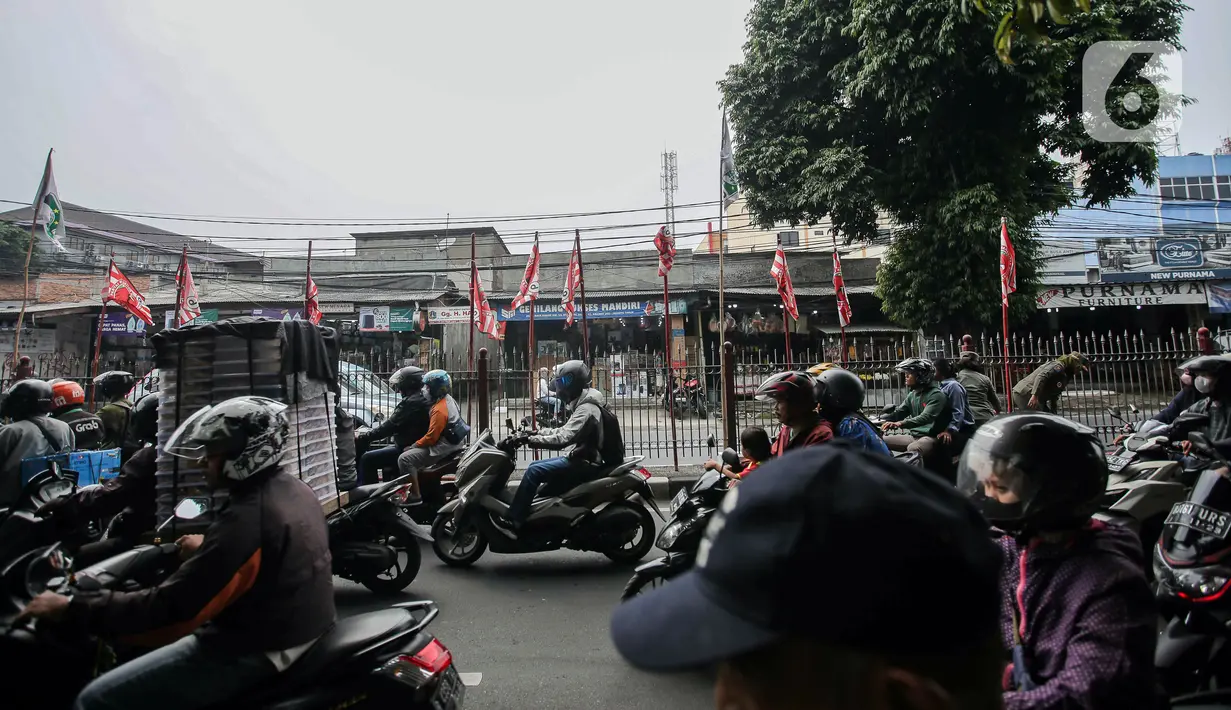 Penertiban ini dilakukan karena izin pemasangan bendara telah berakhir. (Liputan6.com/Faizal Fanani)