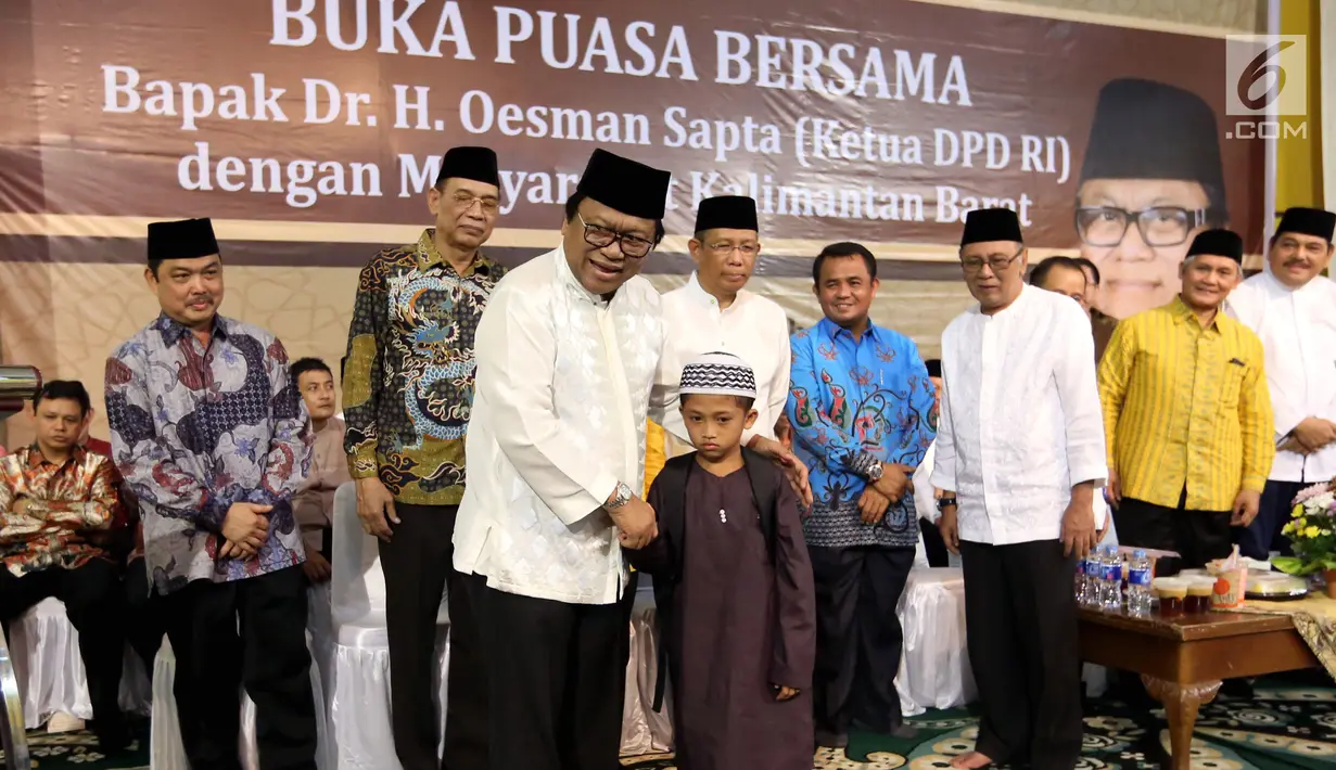 Ketua DPD Oesman Sapta Odang memberikan santunan kepada anak yatim pada acara buka puasa bersama dengan masyarakat Kalbar dan peresmian Masjid Al Hijrah di Rumah Melayu, Pontianak, Kalimantan Sabtu (17/6). (Liputan6.com/Johan Tallo)