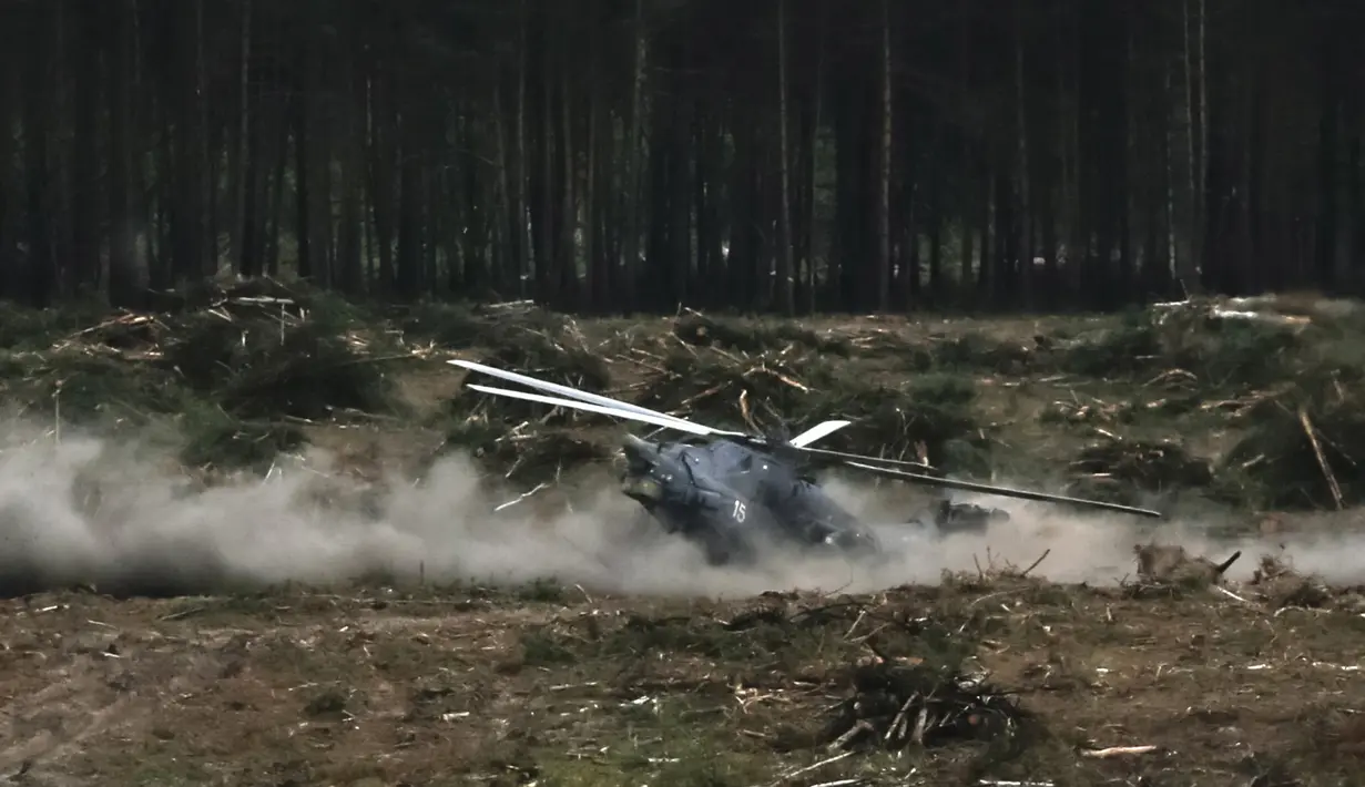 Helikopter Mi-28N tiba-tiba terbang semakin rendah dan menghempas ke tanah saat kompetisi penerbangan militer "Aviadarts" di Dubrovichi, Rusia, Minggu (2/8/2015). Akibat kejadian tersebut, satu dari dua orang pilot tewas. (REUTERS/Maxim Shemetov)