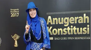 Gaya rocker ala Inka Christie saat hadiri  Anugerah Konstitusi Bagi Guru PPkn Berprestasi Se- Indonesia 2017 silam. Paduan antara hijab dengan sepatu boots warna hitam membuat ia semakin menawan (Liputan6.com/Instagram/@inka_christie99)