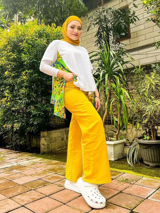 Tiga hari sebelumnnya, Nathalie Holscher mengunggah pose dengan atasan putih polos yang dikombinasikan dengan celana panjang dan hijab kuning menyala. Kontras namun tetap gaya. “Banyak - banyak Istighfar untuk diriku sendiri. Karna semakin tinggi sebuah pohon, semakin kencang angin yang menerpa. Demikian juga iman, semakin tinggi level keimanan seorang hamba, semakin kuat ujian yang akan di hadapi,” tulisnya bersama foto ini. (Foto: Dok. Instagram @nathalieholscher)