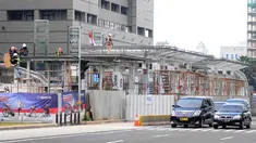 Kendaraan melintas saat pekerja menyelesaikan proyek pembangunan Halte Transjakarta Bundaran HI di Jakarta, Sabtu (9/3). Setelah sempat dibongkar untuk proyek MRT, Pemprov DKI kembali membangun Halte Transjakarta Bundaran HI. (Liputan6.com/HermanZakharia)