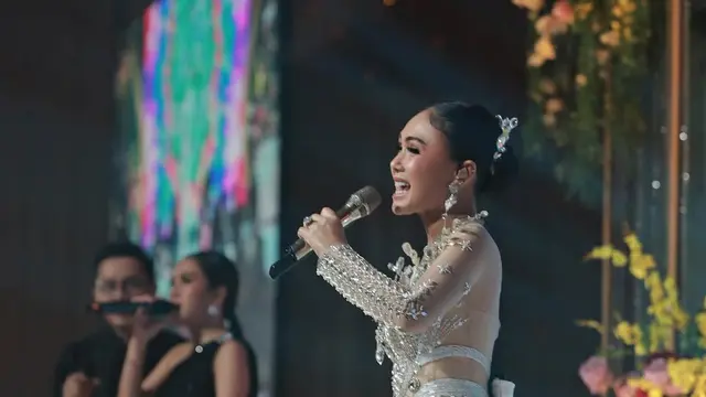 7 Potret Terbaru Yuni Shara Tampil Stunning dengan Jaket Kulit. (instagram/yunishara36)