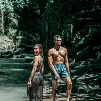 Liburan di Bali bersama sang kekasih Sabda Ahessa, penampilan Wulan Guritno mencuri perhatian. @wulanguritno/@sabdaahessa.