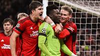 Meski beberapa kali membuat blunder bersama Manchester United, akhirnya Andre Onana mampu menunjukkan aksi heroiknya saat mementahkan eksekusi penalti kontra FC Copenhagen pada matchday ketiga Liga Champions musim 2023/2024 (24/10/2023). Aksi yang juga berbuah tiga poin pertama MU di Liga Champions musim ini sekaligus membuktikan bahwa ia memang piawai dalam menggagalkan eksekusi penalti di pentas Eropa. Hingga kini ia tercatat telah menggagalkan 3 eksekusi penalti dari tiga pemain berbeda di Liga Champions. Berikut daftar lengkap ketiganya. (AFP/Paul Ellis)