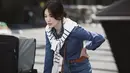 Denim on denim juga bisa menjadi inspirasi, misalnya kemeja denim dengan celana denim. Dok. Instagram Song Hye Kyo.