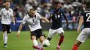 Gelandang Albania, Keidi Bare, berebut bola dengan gelandang Prancis, Thomas Lemar, pada laga Kualifikasi Piala Eropa 2020 di Stade de France, Paris, Sabtu (7/9). Prancis menang 4-1 atas Albania. (AFP/Lionel Bonaventure)