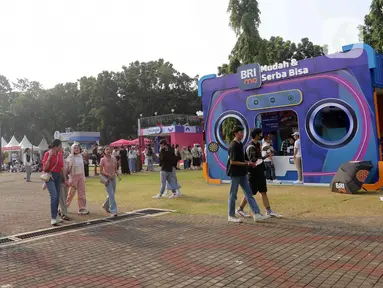Pengunjung melintas di depan booth BRImo di acara KapanLagi Buka Bareng BRI Festival 2024 di Plaza Timur Senayan, Jakarta, Minggu (24/3/2024). (Liputan6.com/Herman Zakharia)