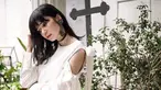 Wanita lulusan Fakultas Ekonomi Binus University sering menggunakan busana dengan warna putih. Blouse dengan lengan terbuka, membuat wanita gaya wanita 31 tahun ini terlihat trendi.  (Liputan6.com/IG/@laurabas)