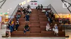 Sejumlah pengunjung duduk dalam area Pos Bloc di Jakarta Pusat, Sabtu (9/10/2021). Selain menjadi tempat berdiskusi, Pos Bloc juga akan mewadahi beberapa sektor usaha kreatif. (Liputan6.com/Faizal Fanani)