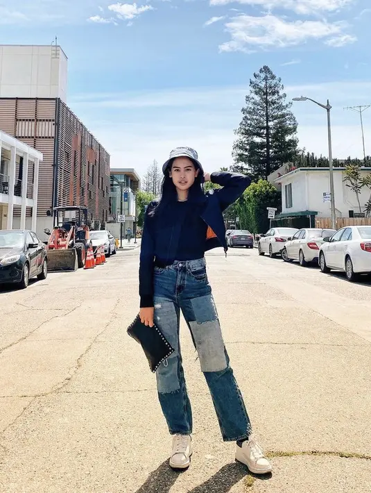 Maudy Ayunda tampil dengan atasan hitam dari jaket crop dan tshirt hitamnya. Dipadukan denim dengan patch yang unik. (@maudyayunda)