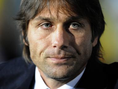 Antonio Conte baru saja resmi ditunjuk menjadi pelatih Tottenham Hotspur menggantikan Nuno Santo. Ia memang dikenal sebagai pelatih yang sangat disiplin, tak terkecuali soal makanan. Conte mencoret saus tomat, mayones, dan sandwich dari daftar menu makanan The Lilywhites. (AFP/Damien Meyer)