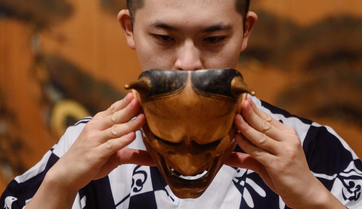 Kennosuke Nakamori mengenakan topeng "hannya" saat berlatih di Kamakura Noh Theatre, Kamakura, Prefektur Kanagawa, Jepang, 29 Juli 2020. Pandemi COVID-19 telah memengaruhi teater di seluruh dunia, termasuk drama yang diturunkan dari generasi ke generasi sejak abad ke-14 ini. (Philip FONG/AFP)