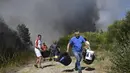 Diketahui, Spanyol menghadapi 20 kebakaran hutan besar di tengah suhu ekstrem. Kebakaran telah menewaskan 3 orang dan menghanguskan 115.000 hektare. (MIGUEL RIOPA/AFP)