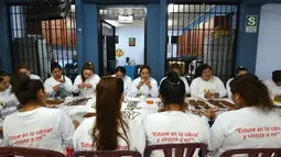 Sejumlah narapidana di penjara Wanita Virgen de Fatima duduk berkumpul membuat rosario kayu buatan tangan di Lima, Peru (12/1). (AFP Photo/Cris Bouroncle)
