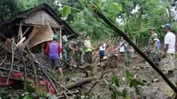 Puing-puing rumah warga yang hancur diterjang banjir bandang akibat jebolnya tanggul sungai di Desa Simo, Tulungagung, Jatim, Kamis (9/12).(Antara) 