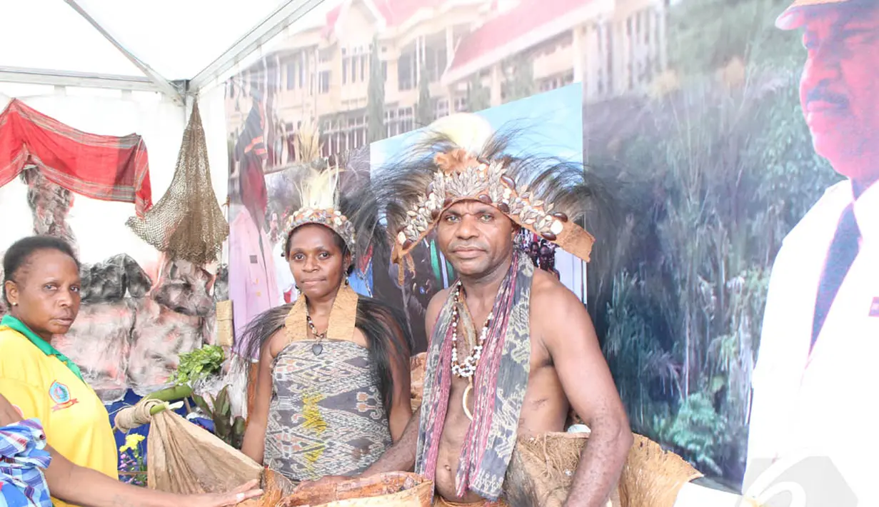 Masyarakat daerah Sorong Selatan, Papua Barat terlihat memperkenalkan pengolahan sagu secara tradisional. Senayan, Jakarta. (3/5/2014) (Liputan6.com/Gilar Dhani)