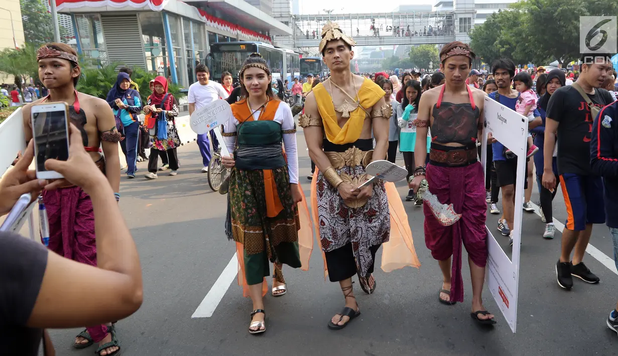 Karakter Brama Kumbara dan Mantili melakukan pawai di area Car Free Day, Jakarta, Minggu (6/8). Pawai tersebut untuk mempromosikan sinetron laga Saur Sepuh The Series yang akan segera tayang di SCTV. (Liputan6.com/Fery Pradolo)