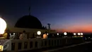Suasana Masjid Al Musyiriin saat digunakan sebagai tempat meneropong posisi hilal (bulan) di Kembangan, Jakarta, Kamis (16/7/2015).