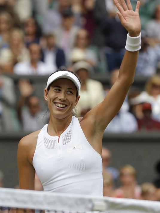 Garbine Muguruza memberikan salam kepada penonton usai mengalahkan Magdalena Rybarikova pada laga semifinal tunggal putri Wimbledon 2017 di London; (13/7/2017). Muguruza menang 6-1, 6-1. (AP/Alastair Grant)