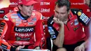 Meski status Juara Dunia MotoGP 2025 sudah menjadi milik Marc Marquez, namun balapan di Sirkuit Internasional Mandalika, Nusa Tenggara Barat, diprediksi akan berjalan seru. Tampak dalam foto, pembalap MotoGP Spanyol dari Tim Ducati Lenovo, Marc Marquez (kiri), bersiap untuk sesi latihan bebas jelang MotoGP Grand Prix Indonesia di Sirkuit Internasional Mandalika, Nusa Tenggara Barat, pada 3 Oktober 2025. (SONNY TUMBELAKA/AFP)