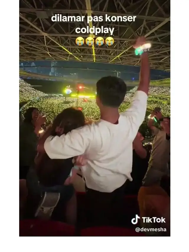 Momen Wanita Dilamar Kekasih saat Konser Coldplay di GBK Ini Viral, Romantis Banget