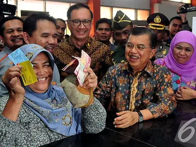 Wakil Presiden Jusuf Kalla meninjau pemberian bantuan Program Simpanan Keluarga Sejahtera (PSKS) di Kantor Pos Rawamangun, Jakarta, Rabu (19/11/2014). (Liputan6.com/Johan Tallo) 