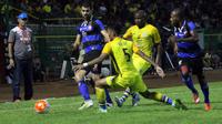 Persegres Gresik United dalam laga pekan ke-10 TSC 2016 melawan Madura United. (Bola.com/Fahrizal Arnas)