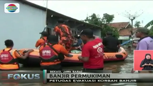 Terendam banjir hampir sepekan, Tim Gabungan BPBD Kota Bekasi dan Polsek Bantar Gebang mengevakuasi korban banjir yang bertahan di rumah.
