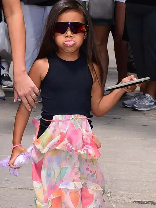 North bahkan dengan percaya dirinya menjulurkan lidah ke paparazzi saat ulang tahun. (Daily Mail)