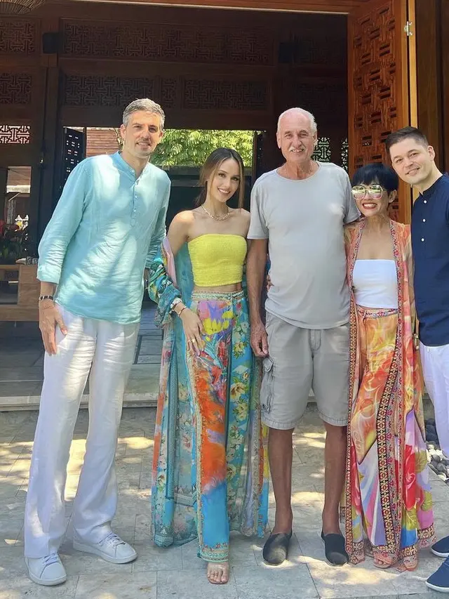 Penampilan Cinta Laura di Bali dan baju lebaran yang dikenakan, credit: Instagram (@claurakiehl)