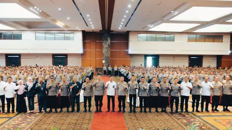 Ratusan Bhabinkamtibmas yang dikumpulkan oleh Kepala Polda Riau membahas sejumlah isu.