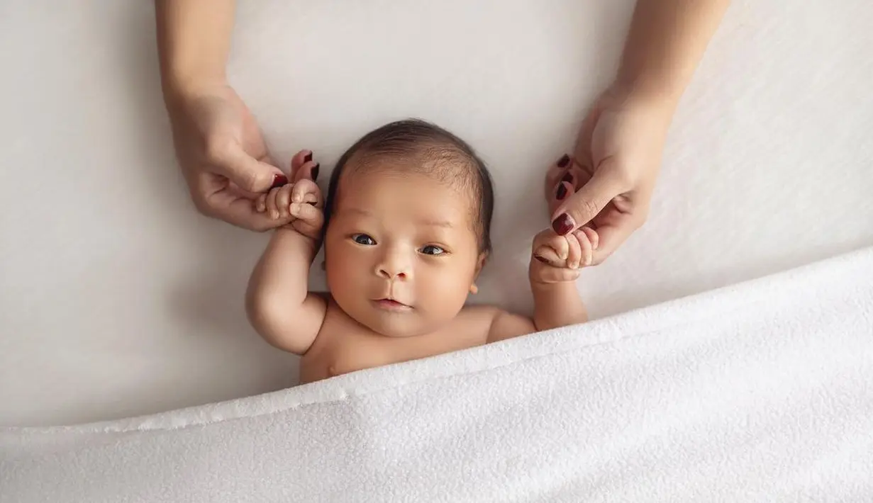 Baby Izz pun tampaknya tak kesulitan ketka harus berpose di depan kamera. Lihat saja wajahnya yang menggemaskan ini. (instagram.com/indpriw)