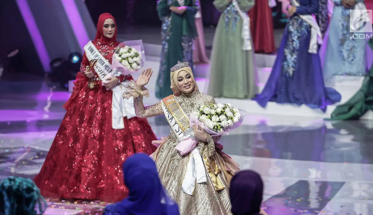 Finalis dari Malaysia, Uyaina Arshad melambaikan tangan seusai dinobatkan sebagai Puteri Muslimah Asia 2018 pada malam final di di Studio 6 Emtek, Jakarta, Senin (7/5). Uyaina Arshad berhasil menyisihkan 17 peserta. (Liputan6.com/Faizal Fanani)