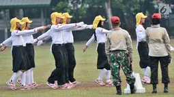 Calon Paskibraka Nasional 2017 mengikuti latihan baris barbaris jelang upacara HUT Kemerdekaan RI di Istana di PPPON, Cibubur, Jakarta Timur, Kamis (10/8). (Liputan6.com/Yoppy Renato)