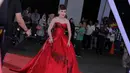 Berjalan di karpet merah, sering menjadi perhatian. Disamping itu, karpet merah sering menjadi tempat untuk memamerkan karya para desainer dalam merancang busananya. Di AMI Awards, Ayu Ting Ting hadir dengan warna merah. (Deki Prayoga/Bintang.com)