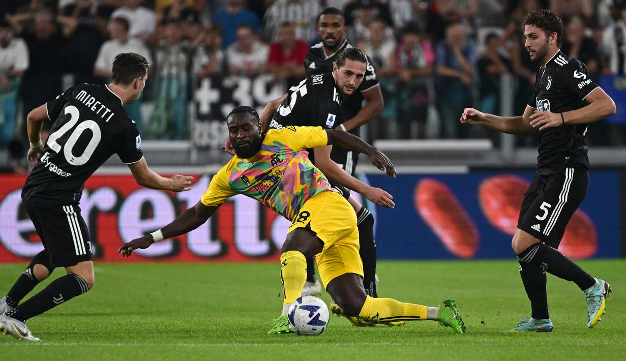 Menjelang berakhirnya babak pertama, Spezia justru mampu mengancam pertahanan Juventus pada menit ke-41. Percobaan yang dilakukan M'bala Nzola masih melenceng dari sasaran. (AFP/Miguel Medina)