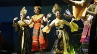 Para penari perempuan membawakan tari tor-tor dan jaipong di acara Cimahi Margondang, Sabtu (23/11/2019) malam. (Liputan6.com/Huyogo Simbolon)