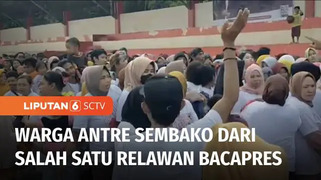 Ratusan warga Bantar Gebang, Bekasi, antre untuk mendapat sembako dari salah satu relawan bakal calon presiden. Pengelola stadion mini yang menjadi lokasi pembagian sembako kecewa karena tempatnya langsung dipenuhi sampah.