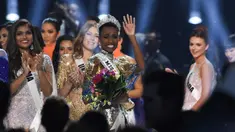 Miss Afrika Selatan, Zozibini Tunzi, melambaikan tangan seusai dinobatkan menjadi Miss Universe 2019 pada malam final di Tyler Perry Studios, Atlanta, Minggu (8/12/2019). Zozibini Tunzi, 26, dinobatkan menjadi Miss Universe 2019 menyisihkan 89 kontestan dari berbagai negara. (VALERIE MACON / AFP)
