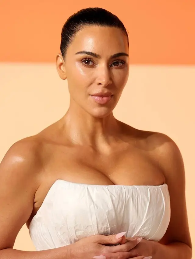 Potret Effortless Beauty Kim Kardashian dengan No Makeup Makeup Look di Oscar 2025